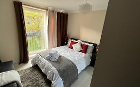 Stunning 3-Bed Apartment In Croydon